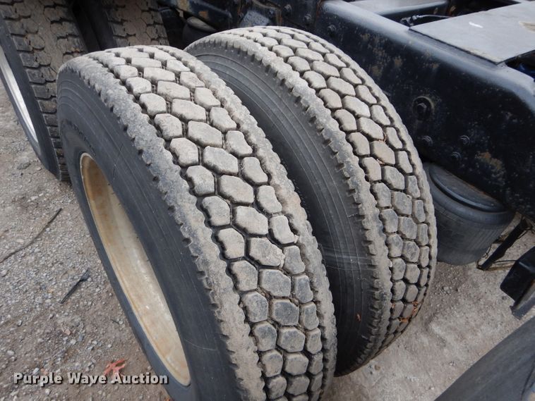 image for item DI8373 2000 Peterbilt 357  semi truck