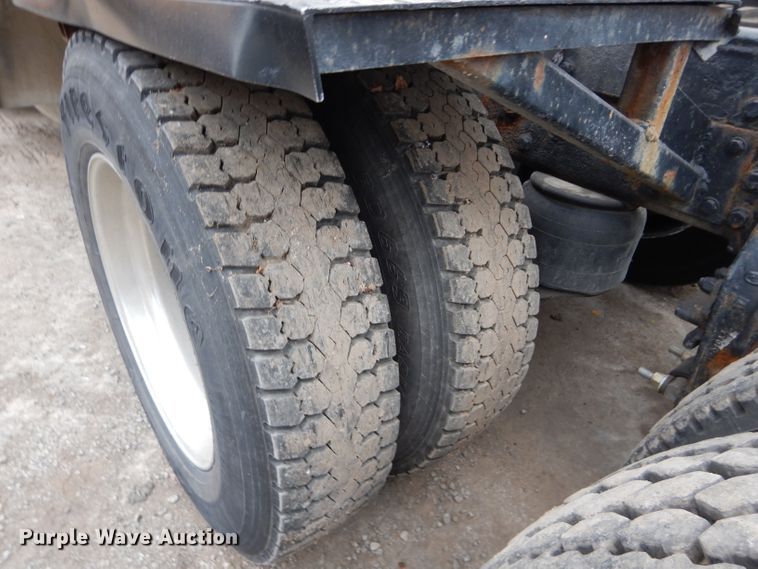 image for item DI8373 2000 Peterbilt 357  semi truck