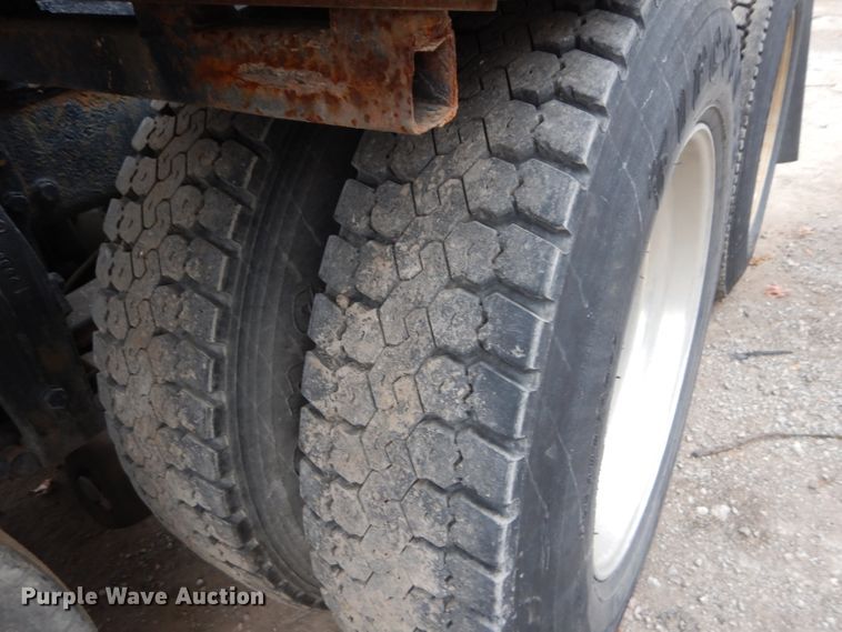 image for item DI8373 2000 Peterbilt 357  semi truck