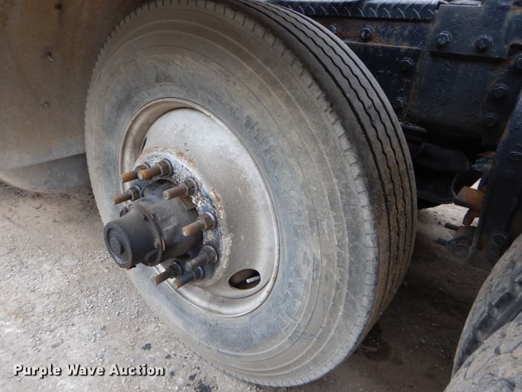 image for item DI8373 2000 Peterbilt 357  semi truck