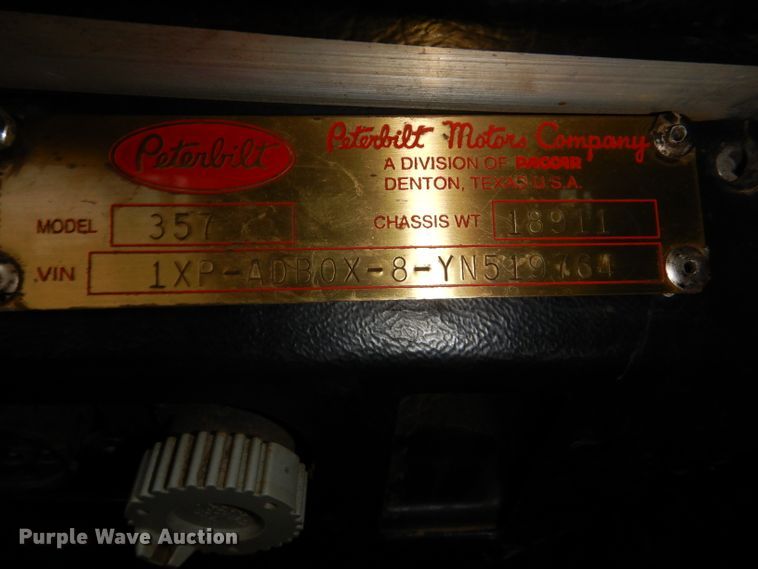 image for item DI8373 2000 Peterbilt 357  semi truck