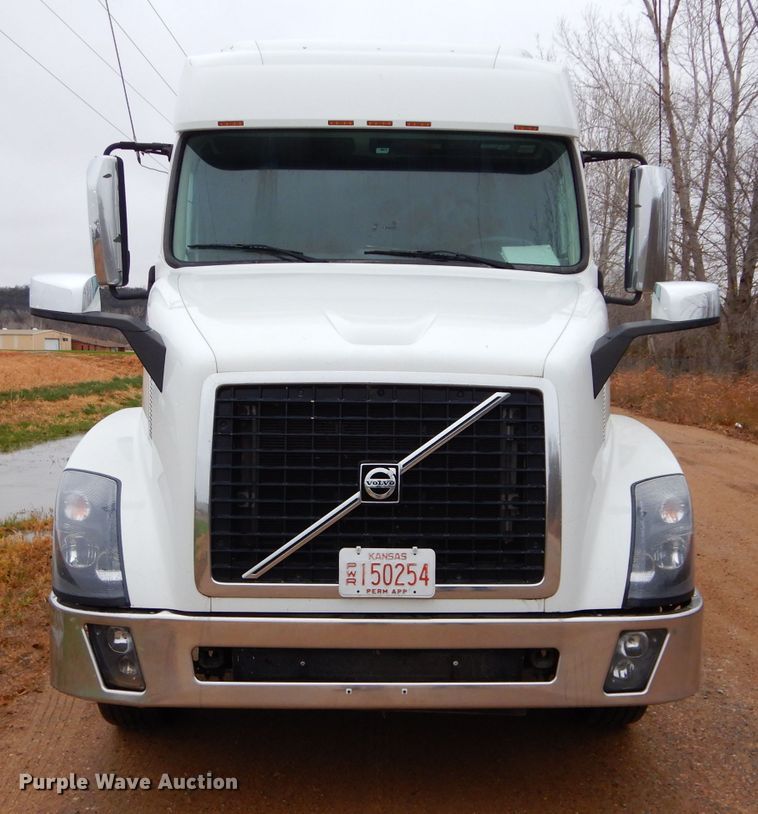 image for item DI8418 2016 Volvo VNL 730  semi truck