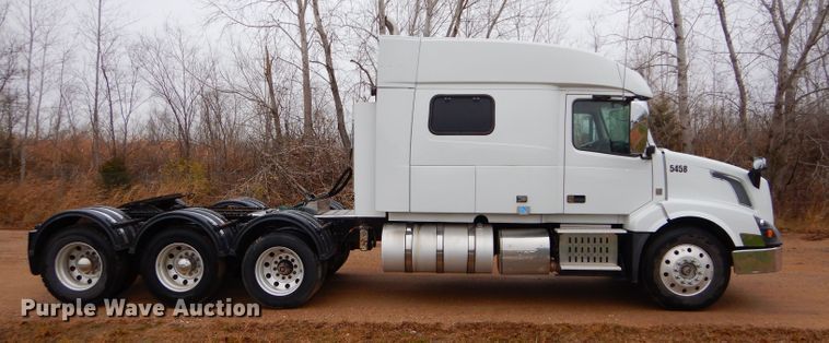 image for item DI8418 2016 Volvo VNL 730  semi truck