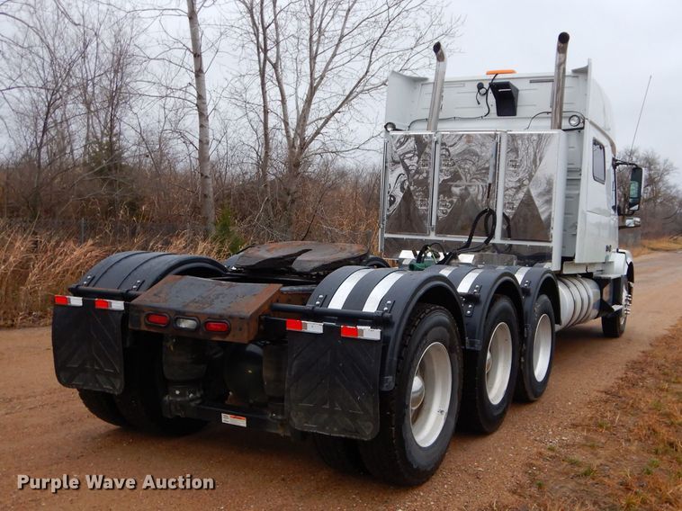 image for item DI8418 2016 Volvo VNL 730  semi truck