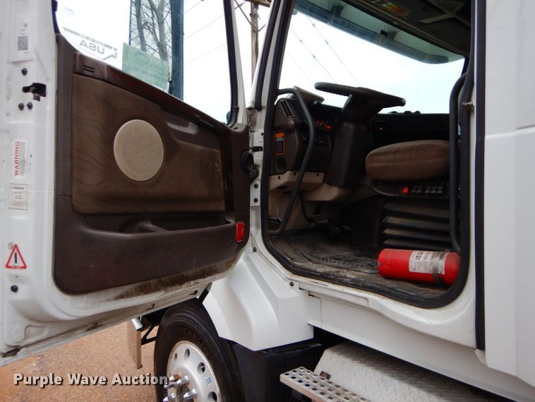 image for item DI8418 2016 Volvo VNL 730  semi truck