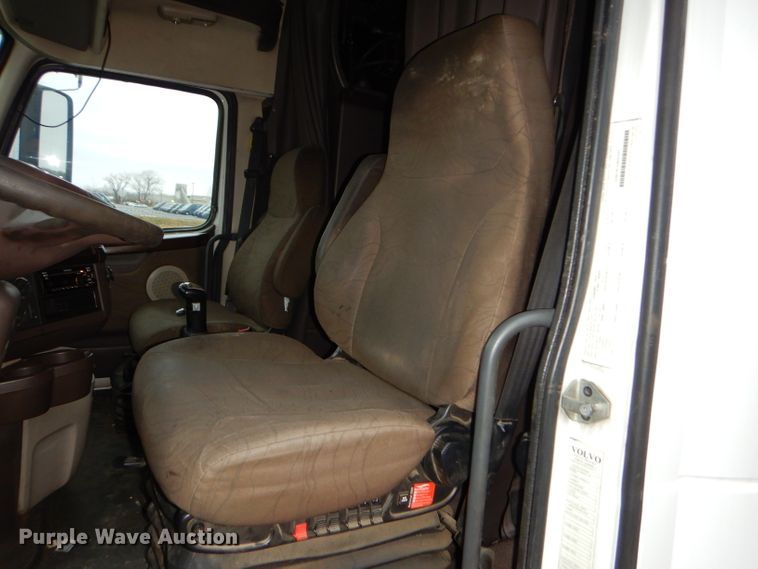 image for item DI8418 2016 Volvo VNL 730  semi truck