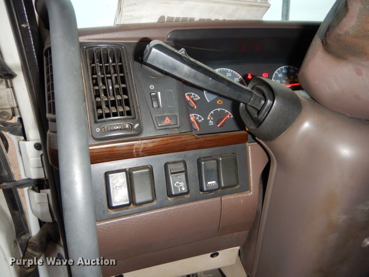 image for item DI8418 2016 Volvo VNL 730  semi truck