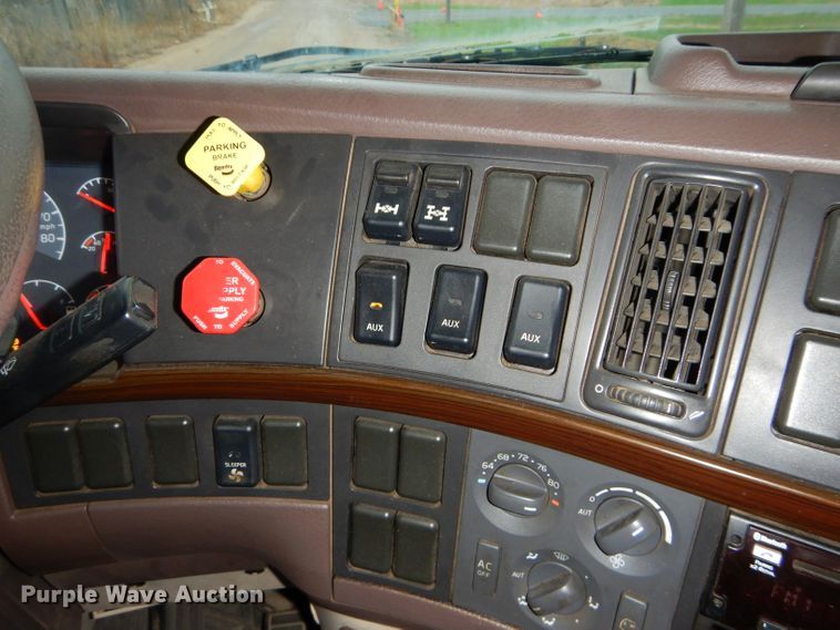 image for item DI8418 2016 Volvo VNL 730  semi truck