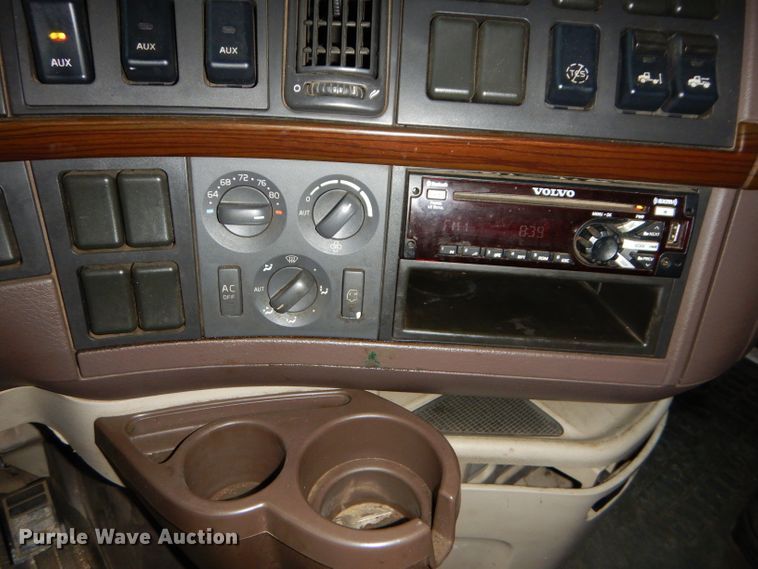 image for item DI8418 2016 Volvo VNL 730  semi truck