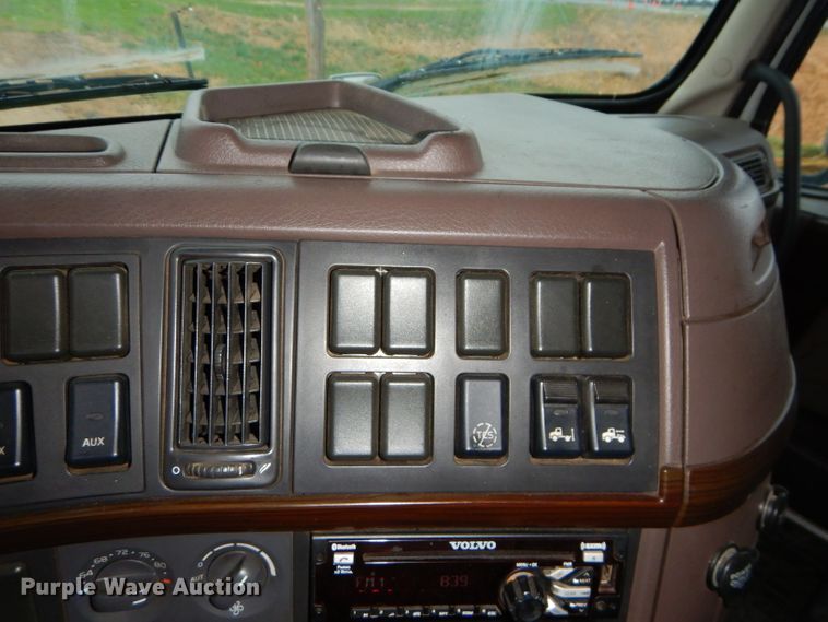 image for item DI8418 2016 Volvo VNL 730  semi truck