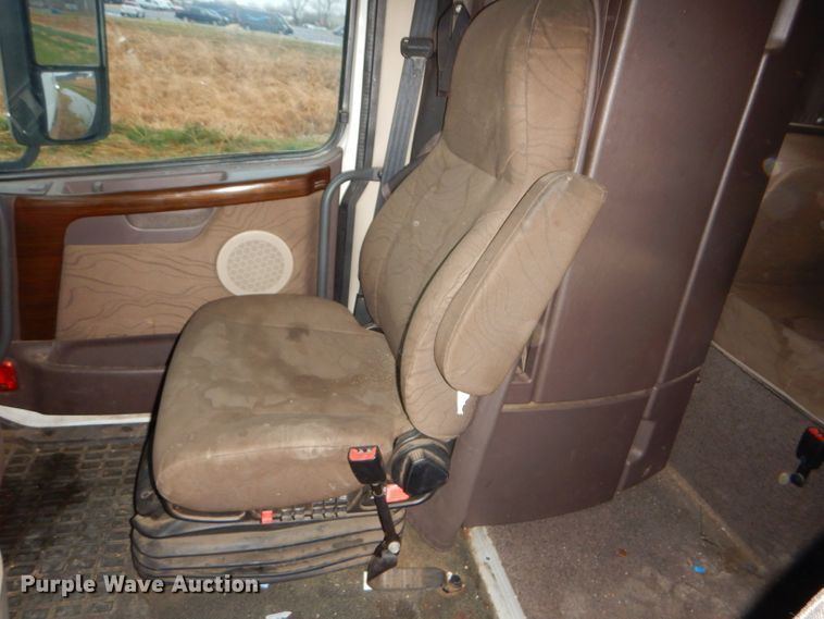 image for item DI8418 2016 Volvo VNL 730  semi truck