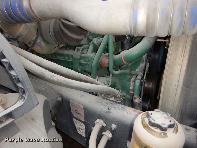 image for item DI8418 2016 Volvo VNL 730  semi truck