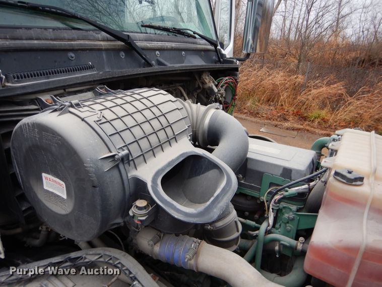 image for item DI8418 2016 Volvo VNL 730  semi truck