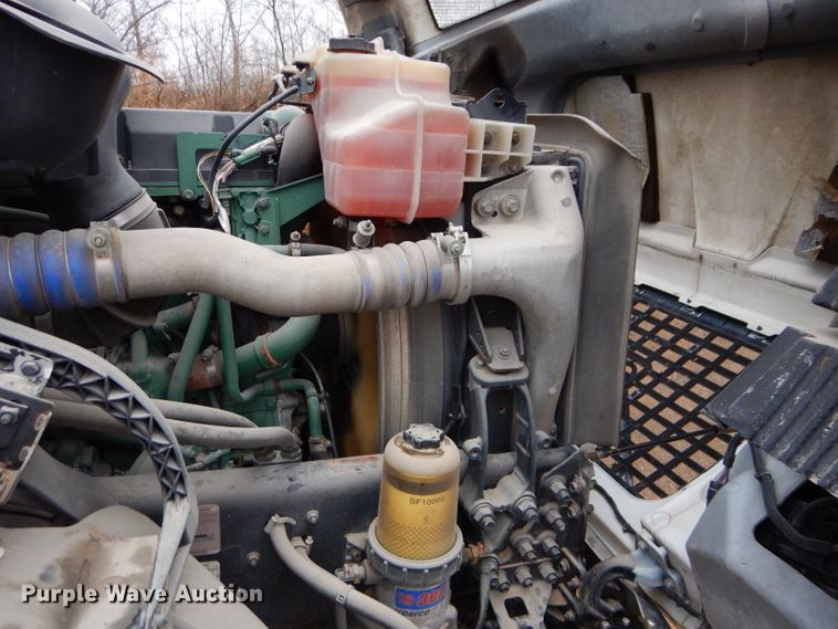 image for item DI8418 2016 Volvo VNL 730  semi truck