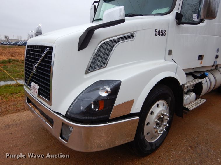 image for item DI8418 2016 Volvo VNL 730  semi truck