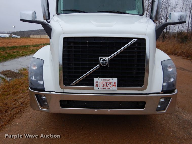 image for item DI8418 2016 Volvo VNL 730  semi truck