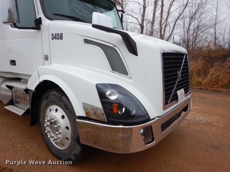 image for item DI8418 2016 Volvo VNL 730  semi truck