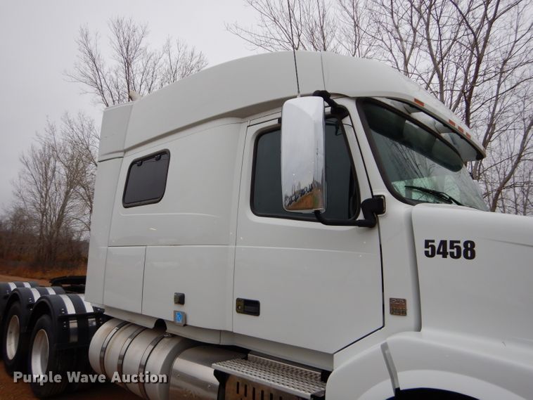 image for item DI8418 2016 Volvo VNL 730  semi truck