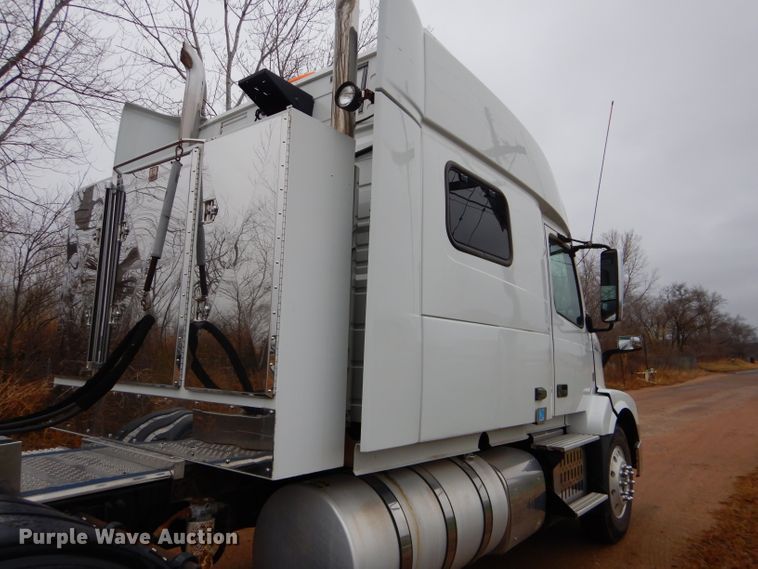 image for item DI8418 2016 Volvo VNL 730  semi truck