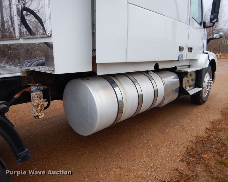 image for item DI8418 2016 Volvo VNL 730  semi truck