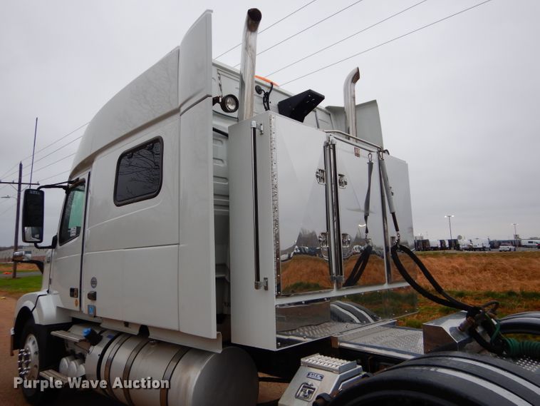 image for item DI8418 2016 Volvo VNL 730  semi truck