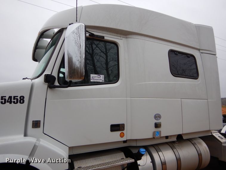 image for item DI8418 2016 Volvo VNL 730  semi truck