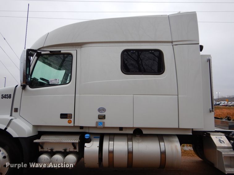 image for item DI8418 2016 Volvo VNL 730  semi truck