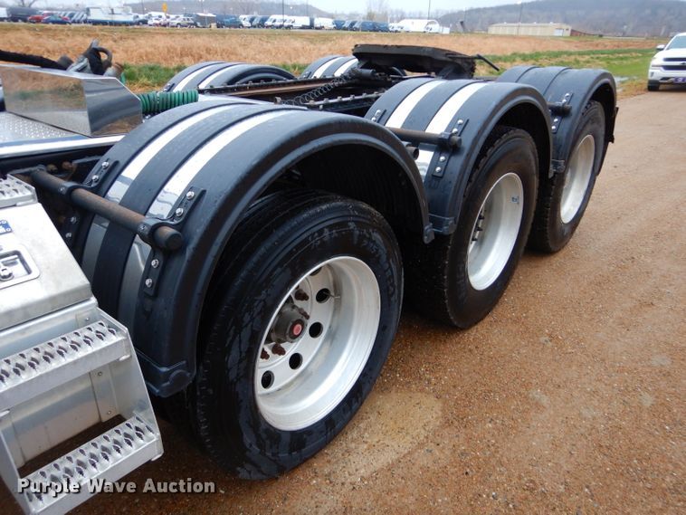 image for item DI8418 2016 Volvo VNL 730  semi truck