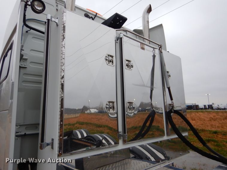 image for item DI8418 2016 Volvo VNL 730  semi truck