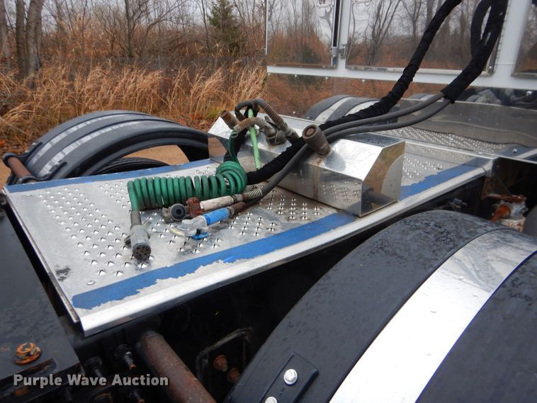 image for item DI8418 2016 Volvo VNL 730  semi truck