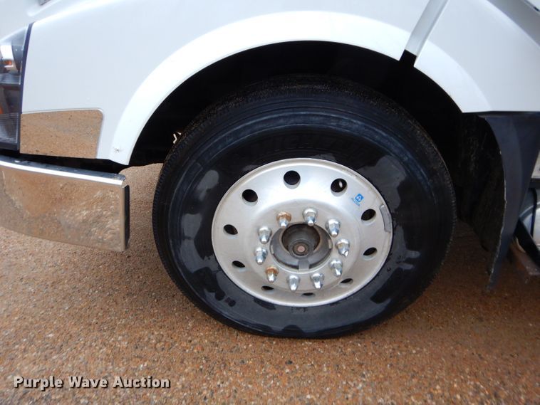 image for item DI8418 2016 Volvo VNL 730  semi truck