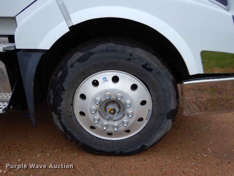 image for item DI8418 2016 Volvo VNL 730  semi truck