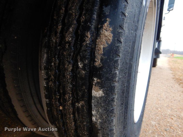 image for item DI8418 2016 Volvo VNL 730  semi truck