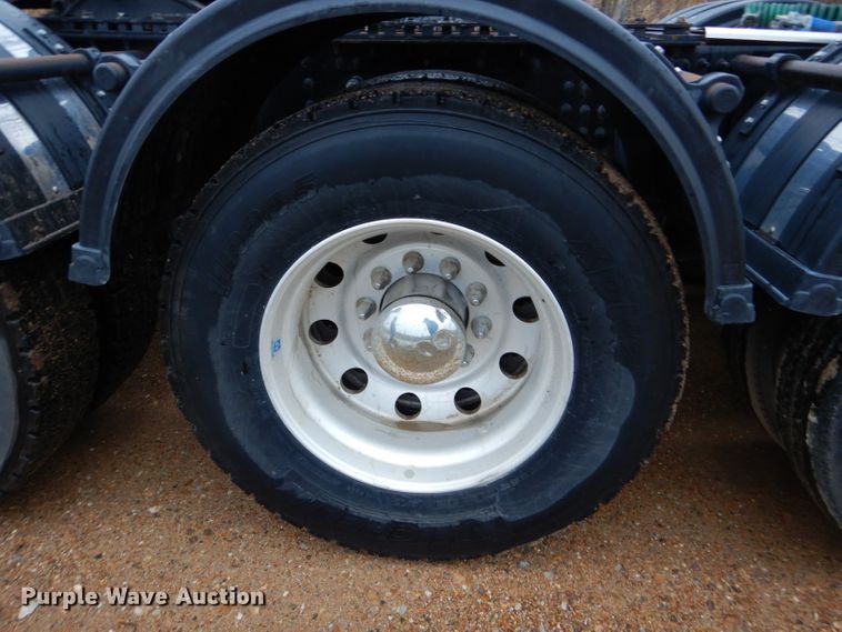 image for item DI8418 2016 Volvo VNL 730  semi truck