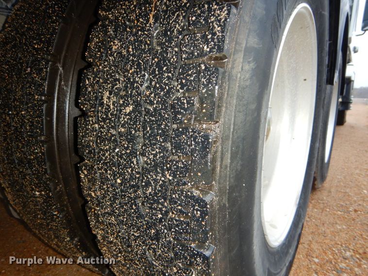 image for item DI8418 2016 Volvo VNL 730  semi truck