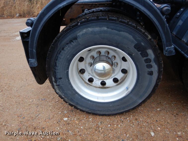 image for item DI8418 2016 Volvo VNL 730  semi truck