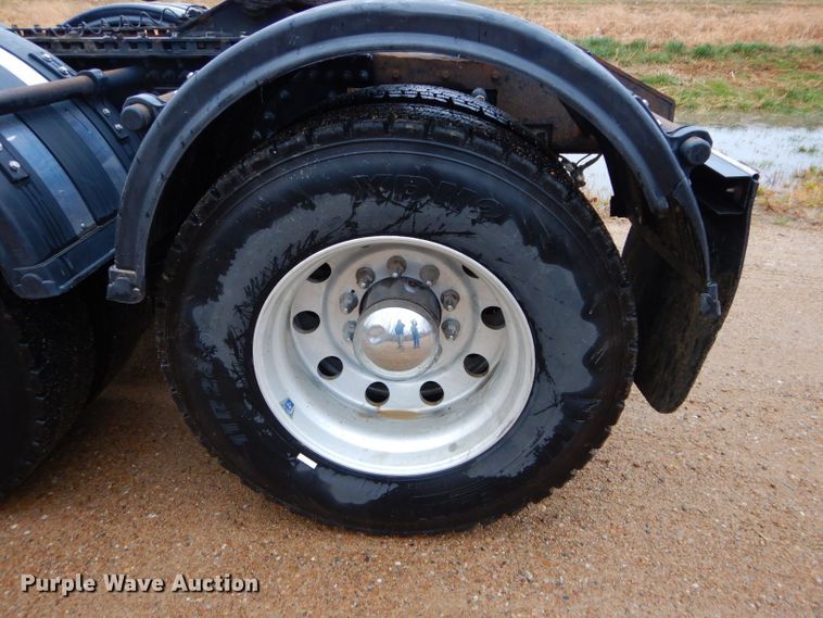 image for item DI8418 2016 Volvo VNL 730  semi truck