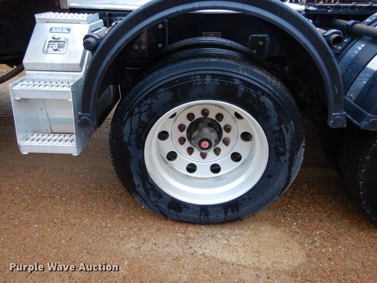 image for item DI8418 2016 Volvo VNL 730  semi truck