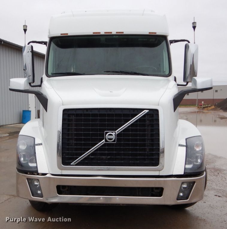 image for item DI8419 2016 Volvo VNL 730  semi truck