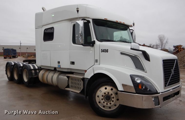 image for item DI8419 2016 Volvo VNL 730  semi truck