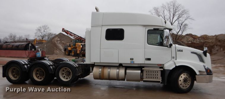 image for item DI8419 2016 Volvo VNL 730  semi truck