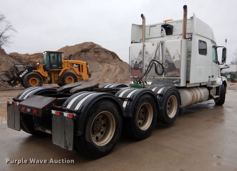 image for item DI8419 2016 Volvo VNL 730  semi truck