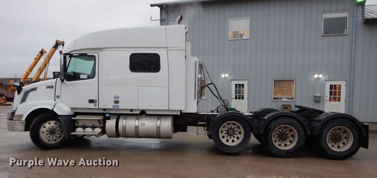 image for item DI8419 2016 Volvo VNL 730  semi truck