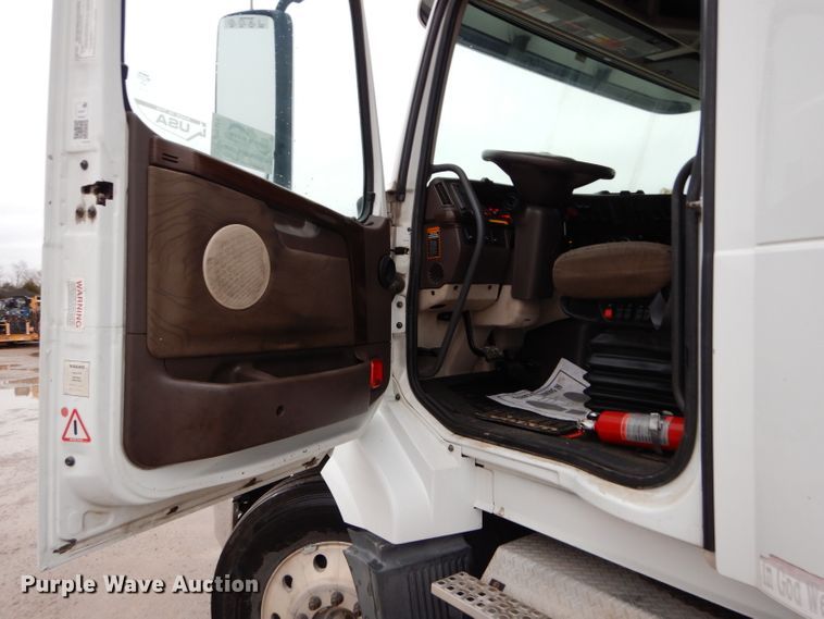 image for item DI8419 2016 Volvo VNL 730  semi truck