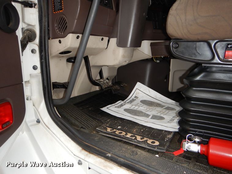 image for item DI8419 2016 Volvo VNL 730  semi truck