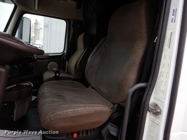 image for item DI8419 2016 Volvo VNL 730  semi truck