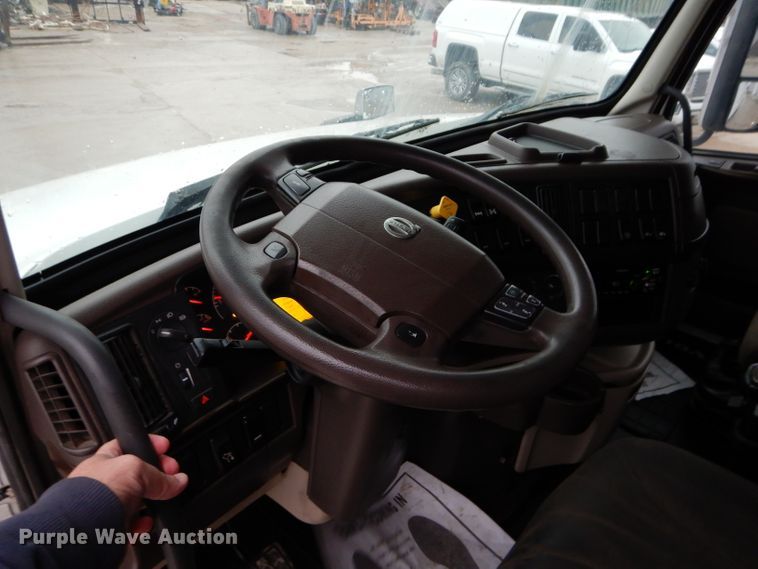 image for item DI8419 2016 Volvo VNL 730  semi truck