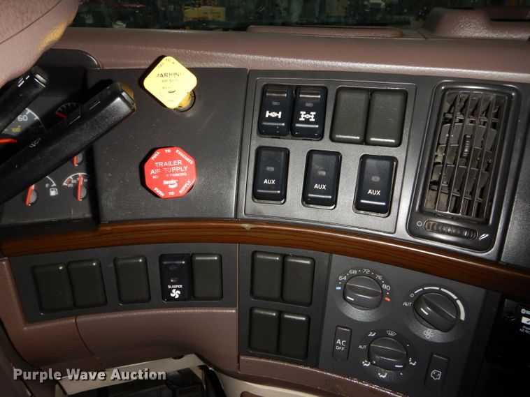 image for item DI8419 2016 Volvo VNL 730  semi truck