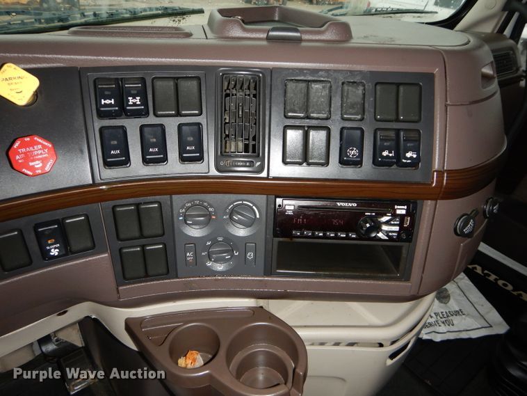 image for item DI8419 2016 Volvo VNL 730  semi truck