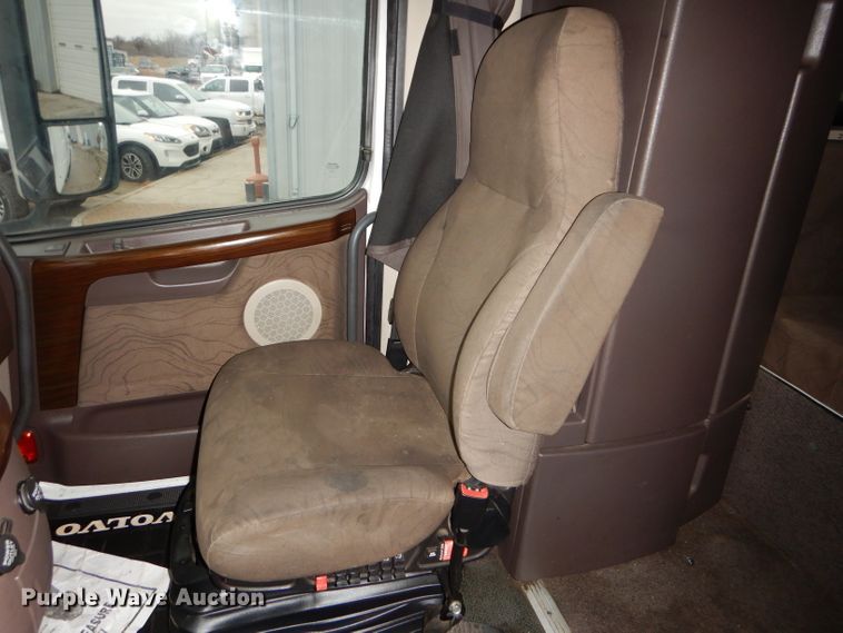 image for item DI8419 2016 Volvo VNL 730  semi truck